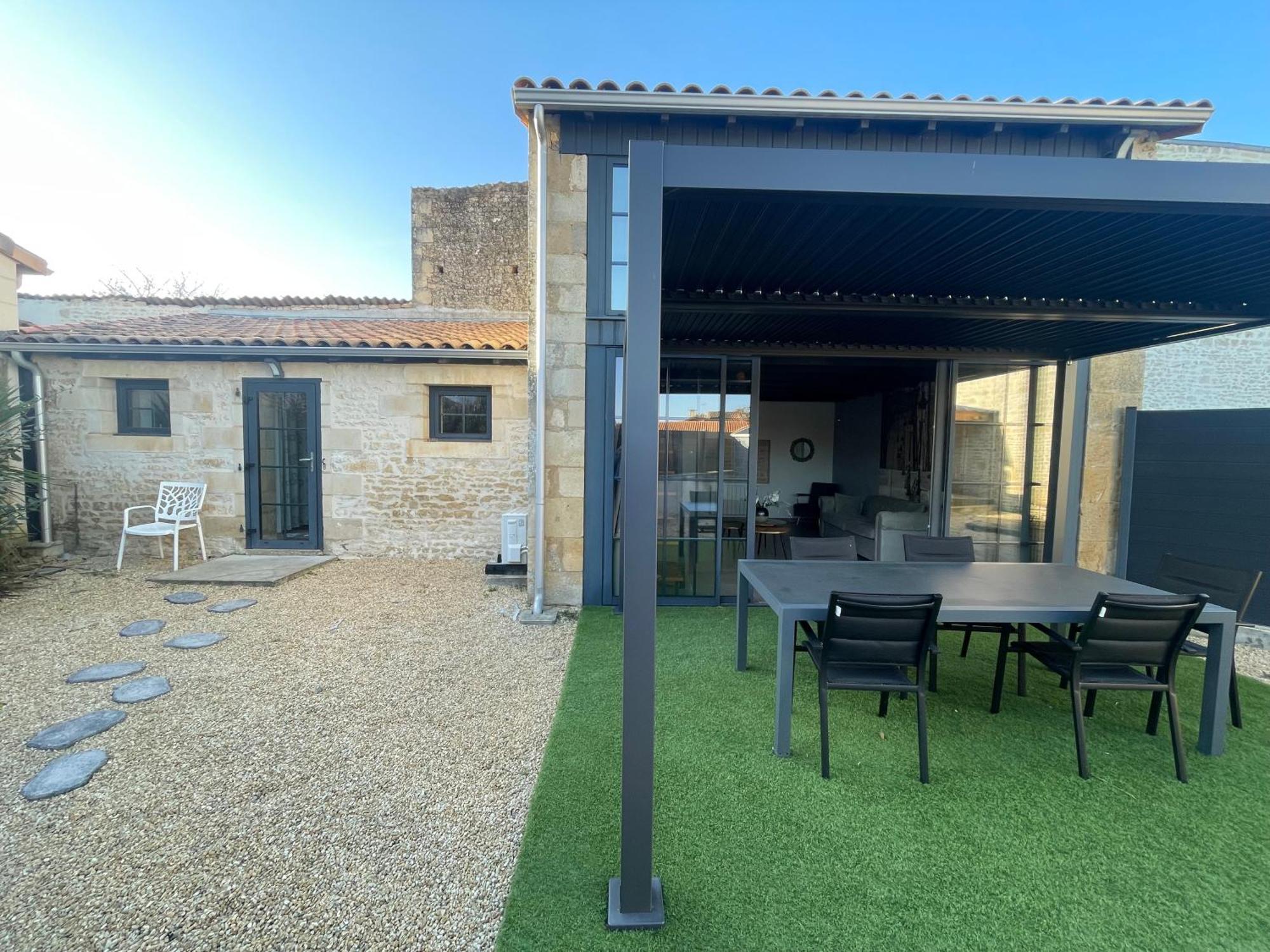 Maison chaleureuse avec parking sur place Saint-Gelais Extérieur photo